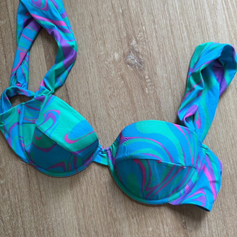 NWOT WEWOREWHAT Claudia Bikini Top Paradise Marble